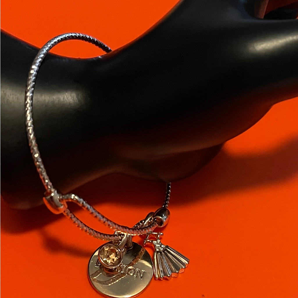 Mary Kay Womens Adjustable Bracelet With Charms 18$